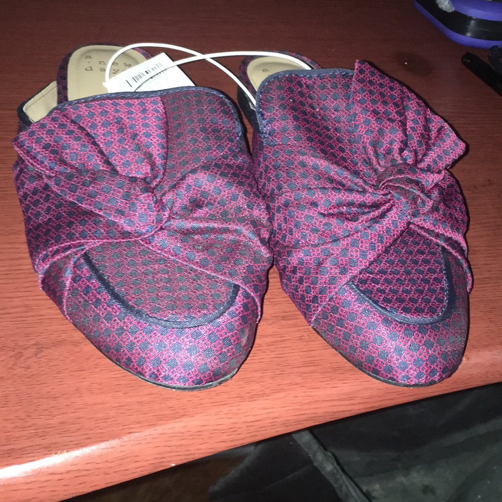 A pair of lady shoes “New day” is the brand size 7